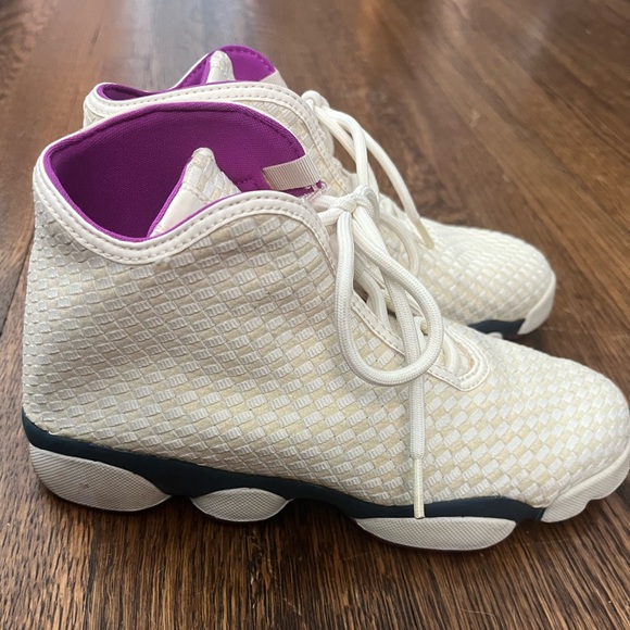 Air Jordan 13 Retro - Y5 (Women’s 7) - Picture 2 of 8